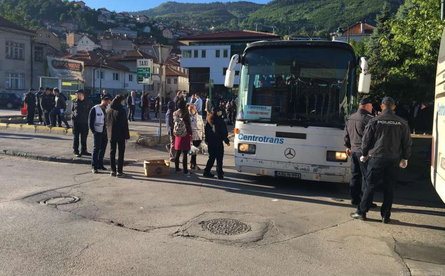 Migranti izmješteni iz parka prekoputa Vijećnice: Autobusima krenuli ka Mostaru